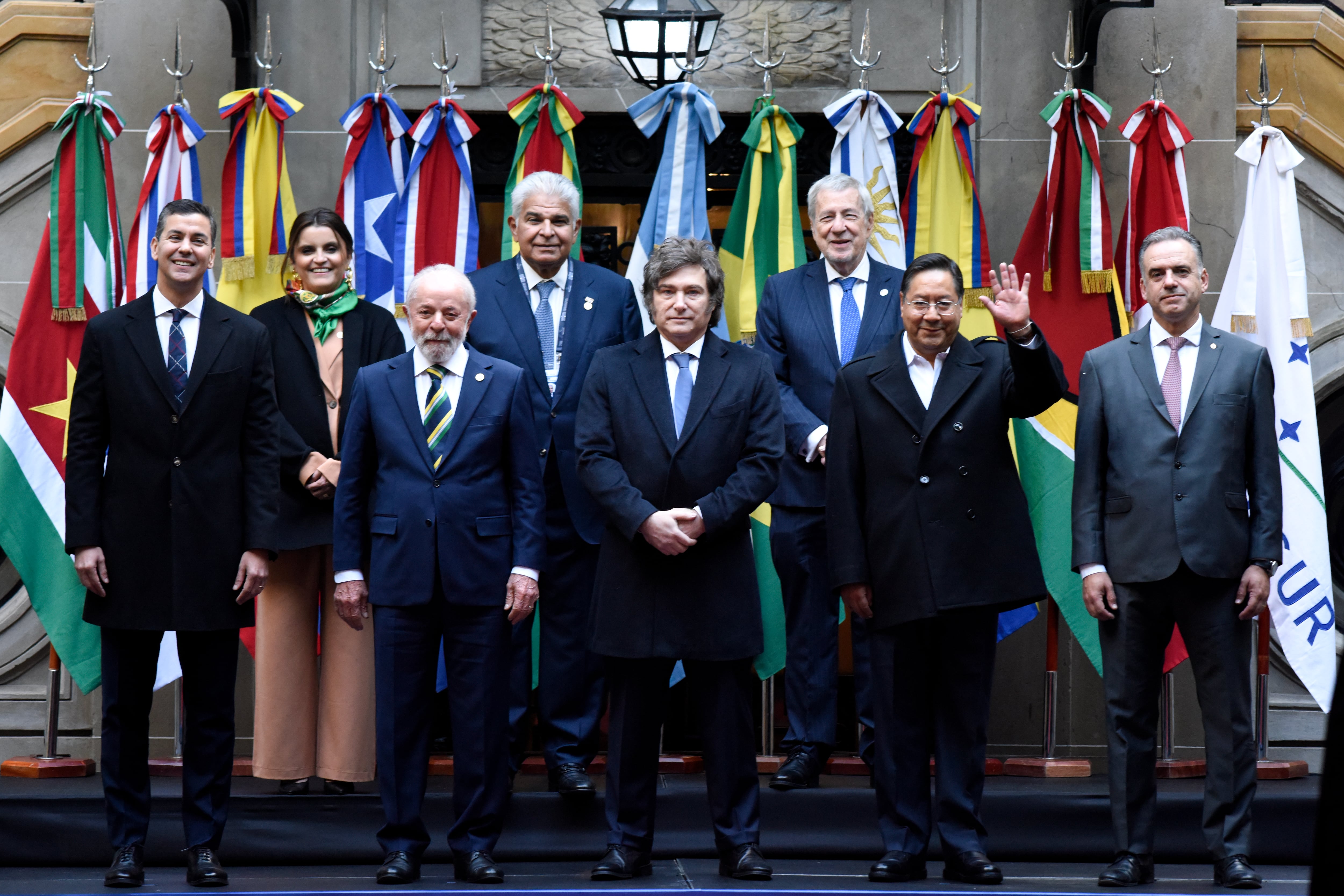 De izquierda a derecha el presidente de Paraguay, Santiago Peña, la vicepresidenta de Ecuador, Maria José Pinto, el presidente de Brasil, Luiz Inácio Lula da Silva, el presidente de Panamá, José Raúl Mulino, el presidente de Argentina, Javier Milei, el canciller de Chile, Alberto van Klaveren, el presidente de Bolivia, Luis Arce, y el presidente de Uruguay, Yamandú Orsi, durante la cumbre del Mercosur este jueves, en Buenos Aires (Argentina). 
EFE/Matias Martín Campaya
