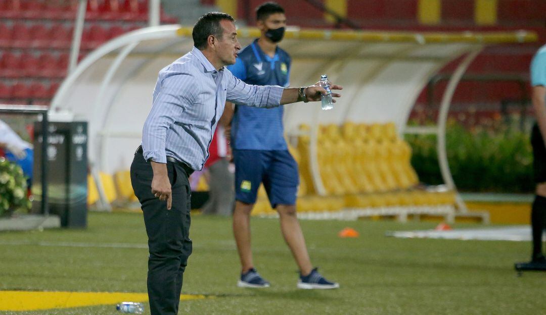 Guillermo Sanguinetti durante uno de sus 25 partidos al frente del Bucaramanga.