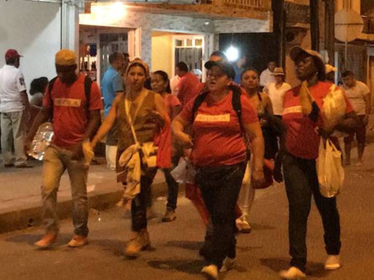 Mancha roja de la Mesa Social para la paz camina al encuentro con el papa