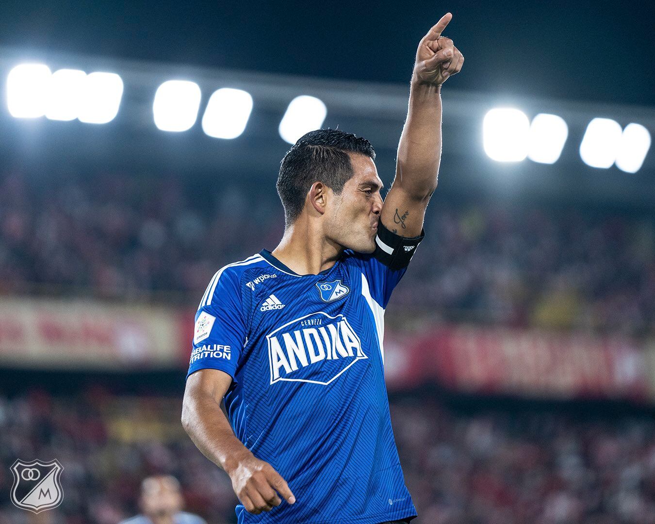 David Mackalister Silva celebra uno de los dos goles de Millonarios / Twitter: @MillosFCoficial.