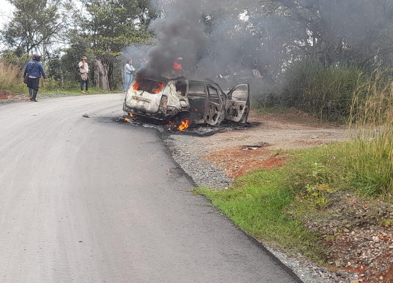 Valle: incineraron vehículo en el que se movilizaba una líder indígena