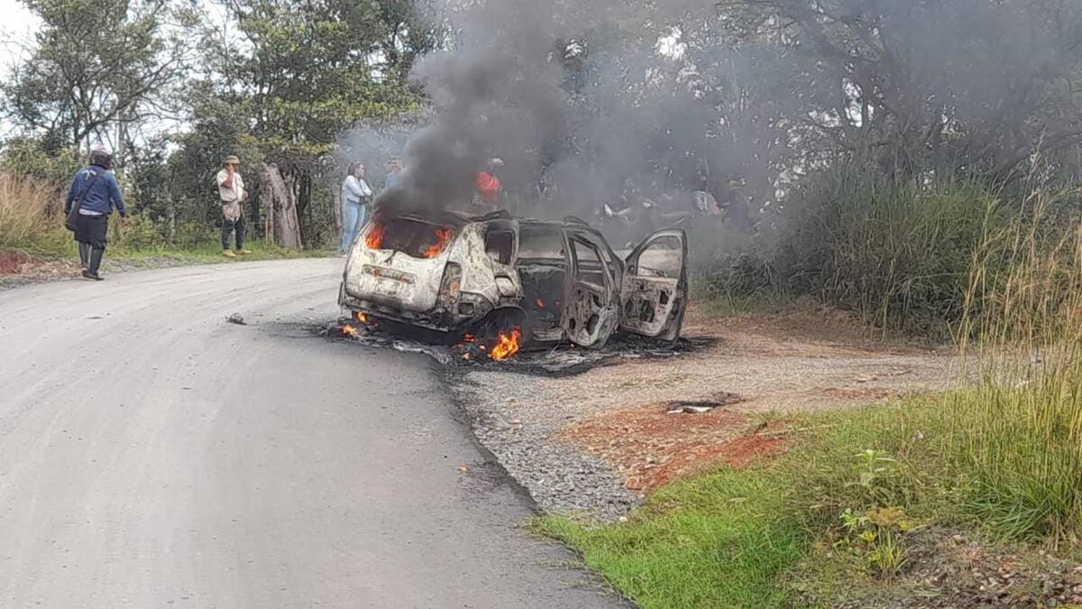 Valle: incineraron vehículo en el que se movilizaba una líder indígena