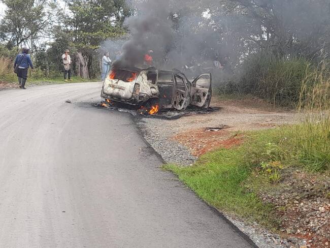 Valle: incineraron vehículo en el que se movilizaba una líder indígena