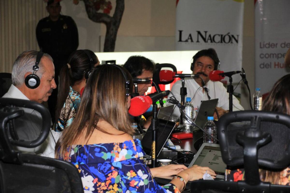 Darío Arizmendi, Darcy Quinn, Erika Fontalvo, César Augusto Londoño y Patricia Pardo realizan el programa desde el salón Rodrigo Lara Bonilla, en la sede de la Asamblea del Huila, donde don acogidos por los huilenses encabezados por el director local Marco Fidel Yukumá y sus periodistas Julio Díaz Sánchez y Gelitza Jiménez. La nota de humor está a cargo de Risaloca, el popular initegrante de La Luciérnaga.