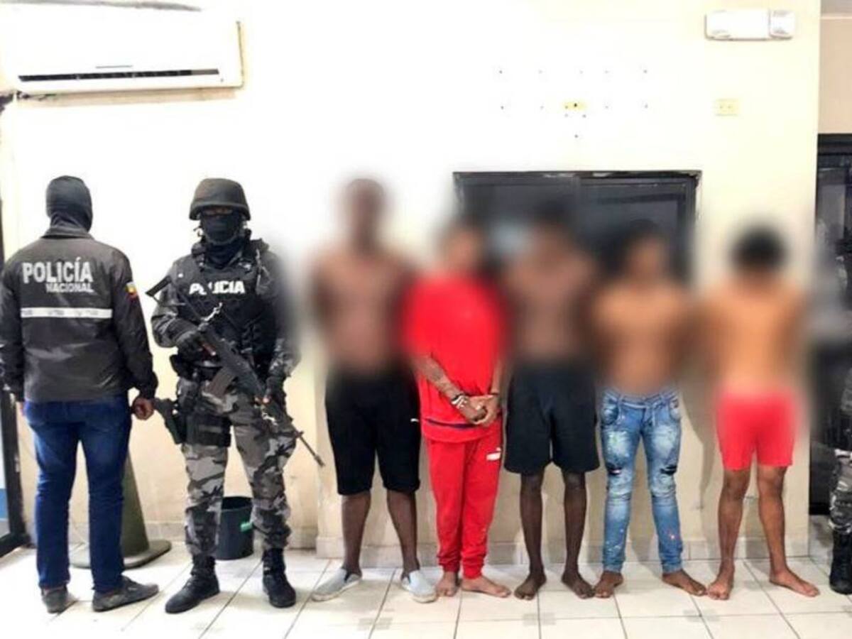 Policía de Ecuador investiga explosión de carros bomba en frontera con Colombia