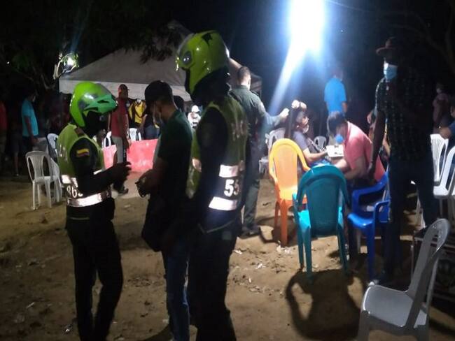 Hallan 80 personas en gallera clandestina en Puerto Colombia