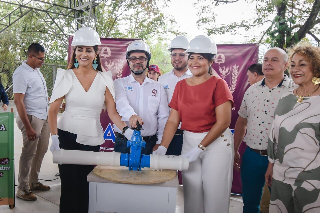 Gobernadora del Tolima Adriana Matiz en el inicio de las obras del acueducto de Suárez.