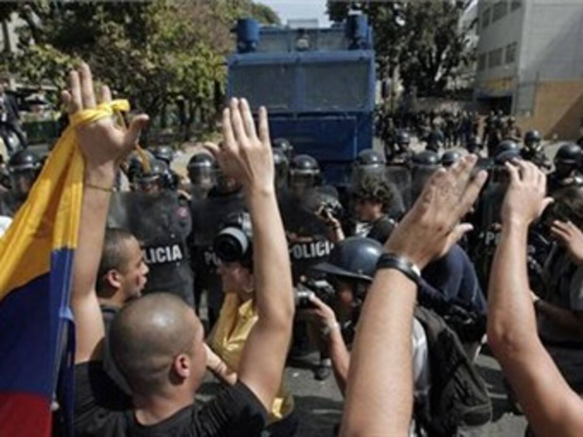 Estudiantes en Venezuela siguen las marchas a pesar de represión de Chávez