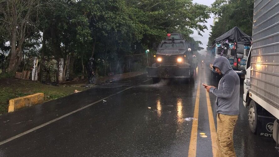 Disturbios entre campesinos y Esmad en la vía Panamericana en Cauca. Foto: Marcha Patriótica