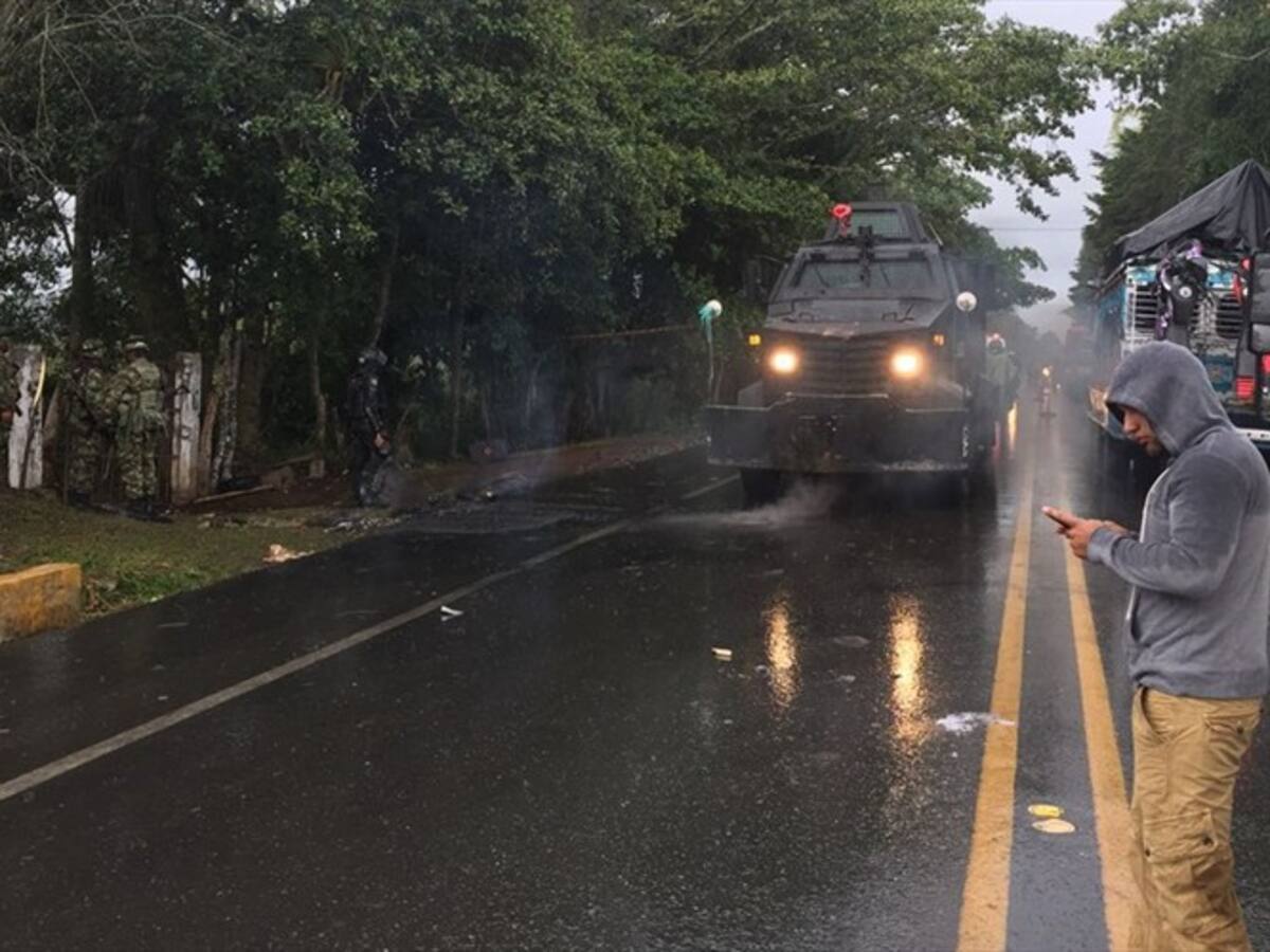Disturbios entre campesinos y Esmad en la vía Panamericana en Cauca