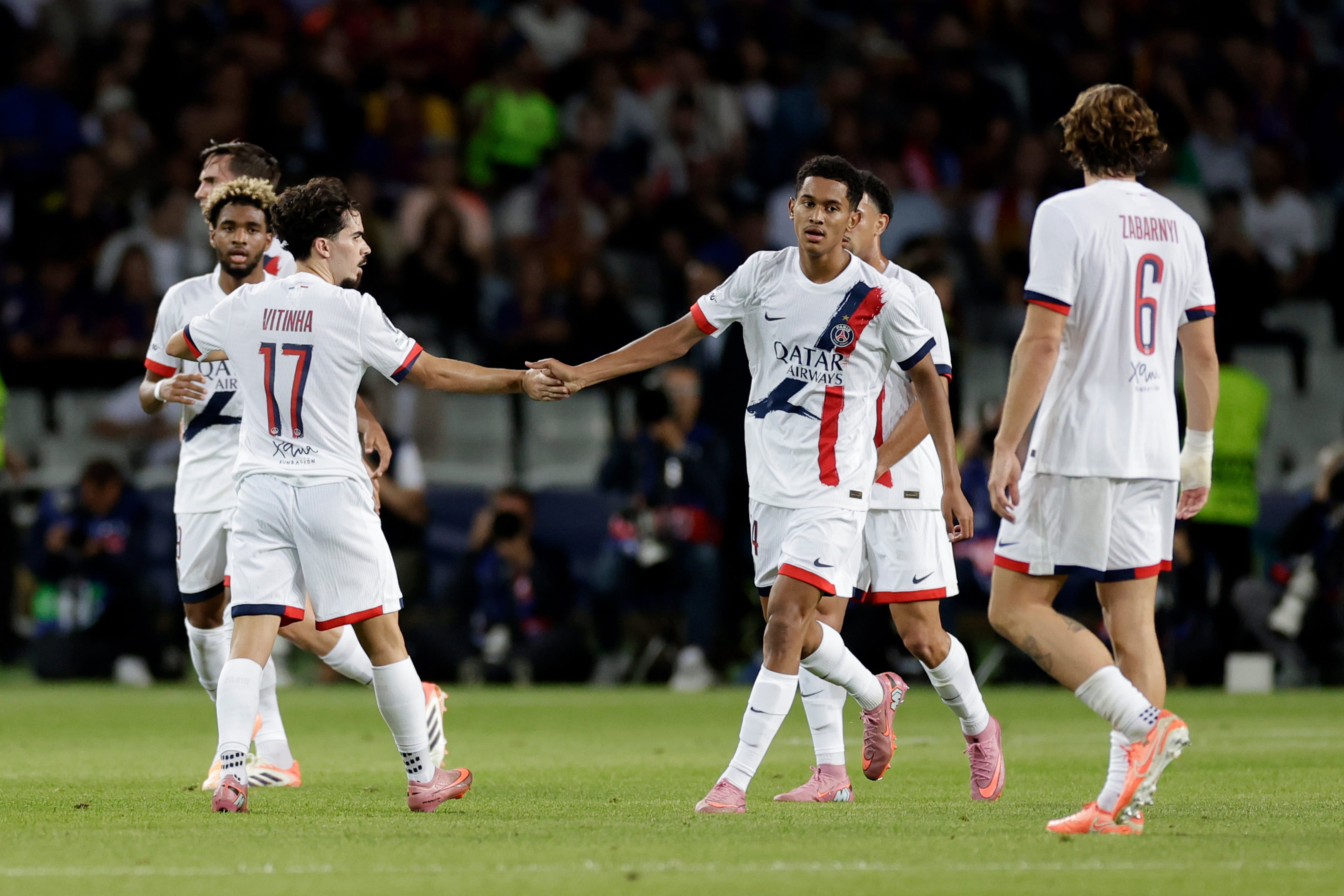 Los jugadores del PSG festejan uno de sus goles ante el Barcelona. (Photo by David Ramirez/Soccrates/Getty Images)