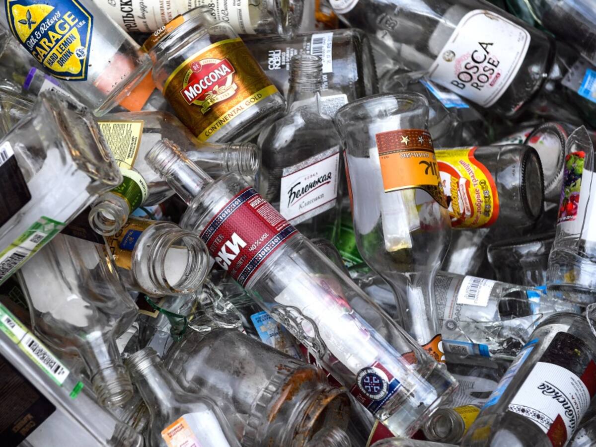 Empresa transforma vidrios en vasos decorados