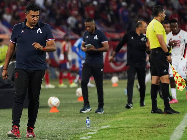 César Farías explotó en el duelo ante DIM: “Estábamos bien y recibimos un gol tan pendejo”