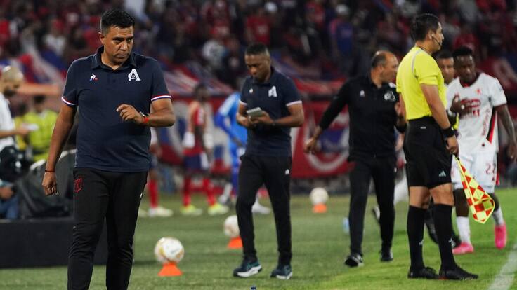 César Farías explotó en el duelo ante DIM: “Estábamos bien y recibimos un gol tan pendejo”