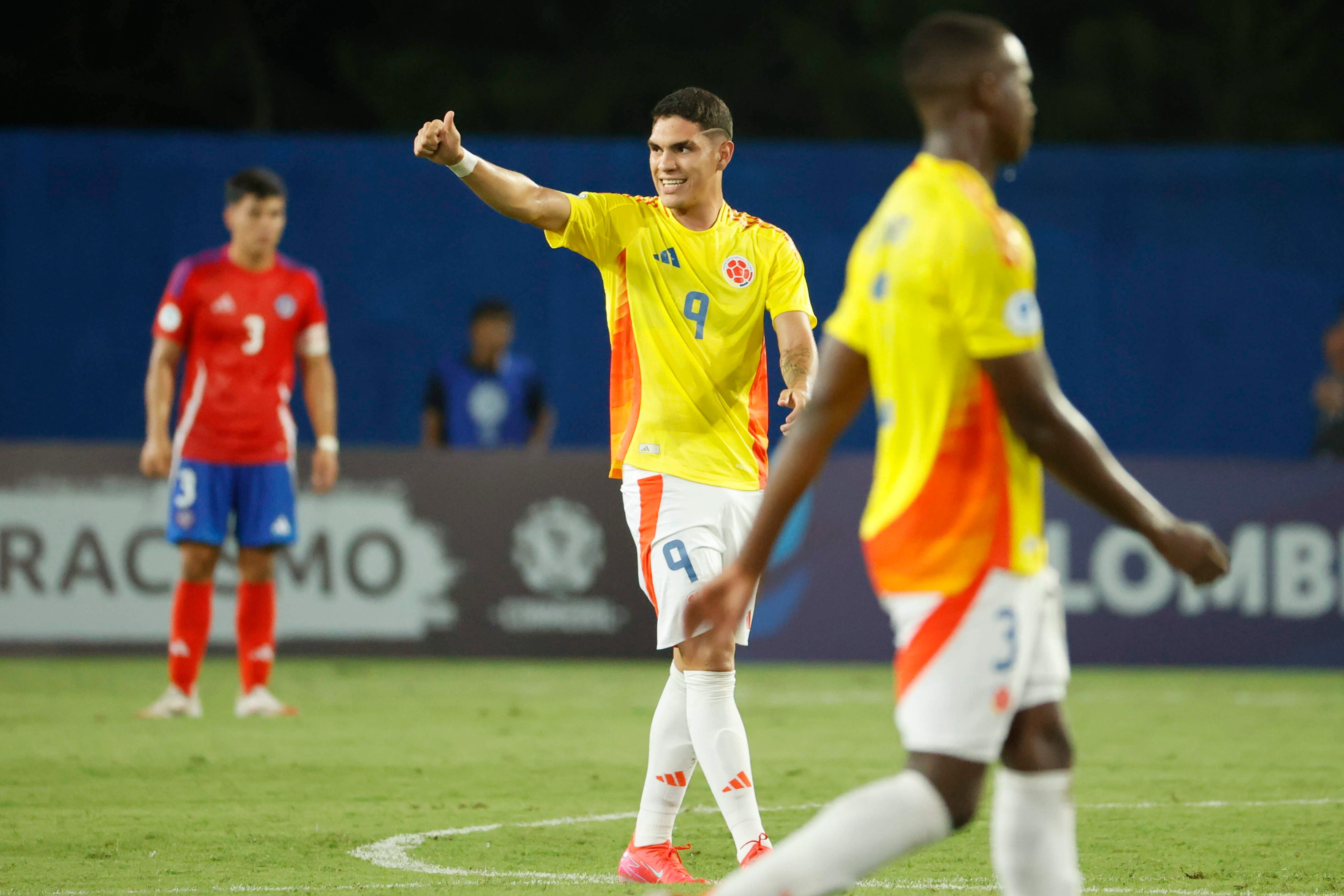 Santiago Londoño (c) de Colombia celebra su gol este jueves, en un partido de fase de grupos del Campeonato Sudamericano Sub-17 ente las selecciones de Colombia y Chile en el estadio Jaraguay de Montería (Colombia). EFE/ Mauricio Dueñas Castañeda