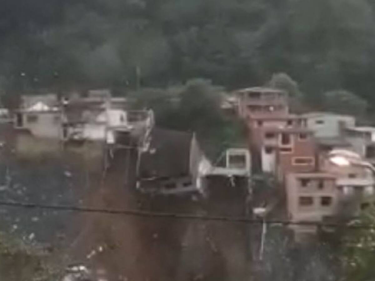 Siguen cayendo casas al rio Negro en Guayabetal