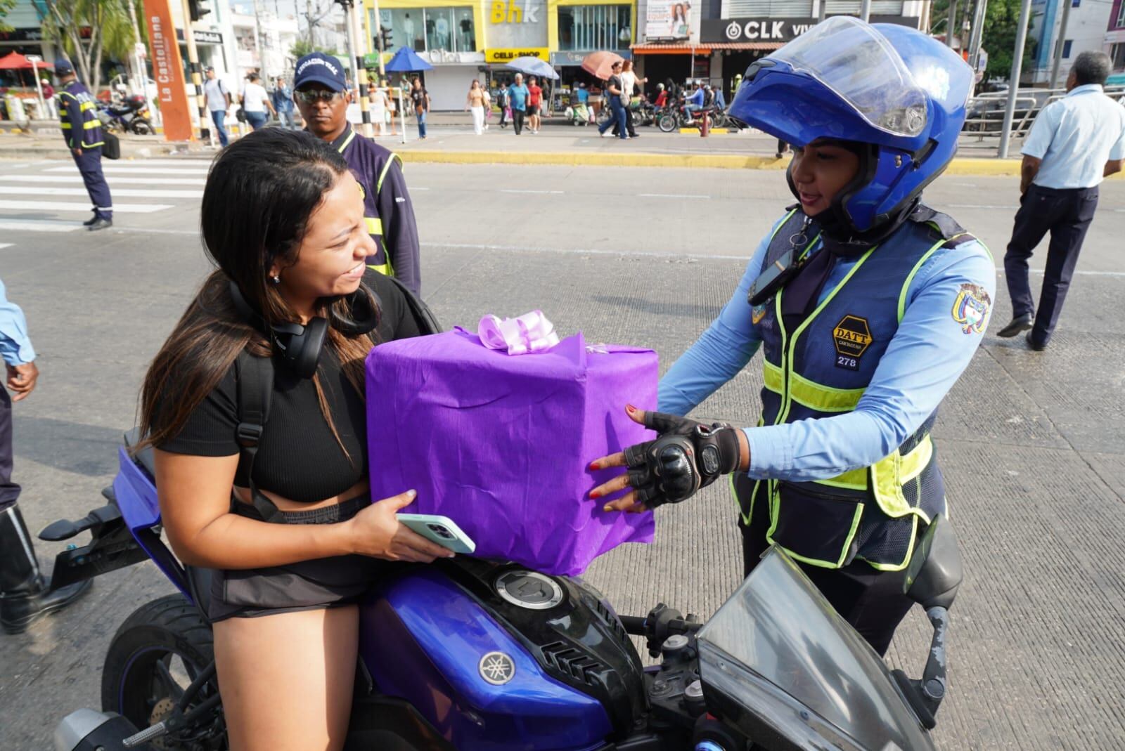 Entregan cascos a mujeres para una movilidad más segura en Cartagena