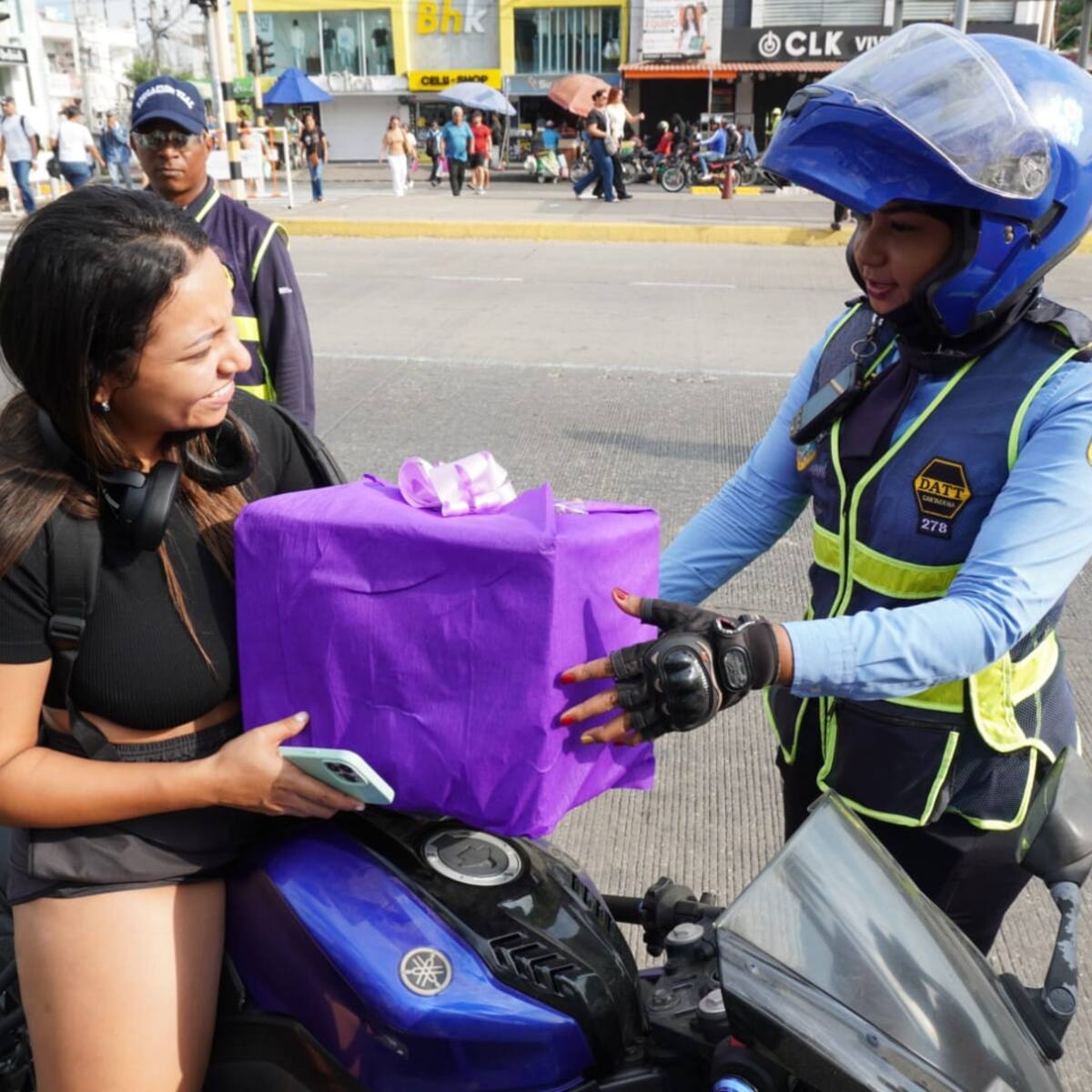 Entregan cascos a mujeres para una movilidad más segura en Cartagena