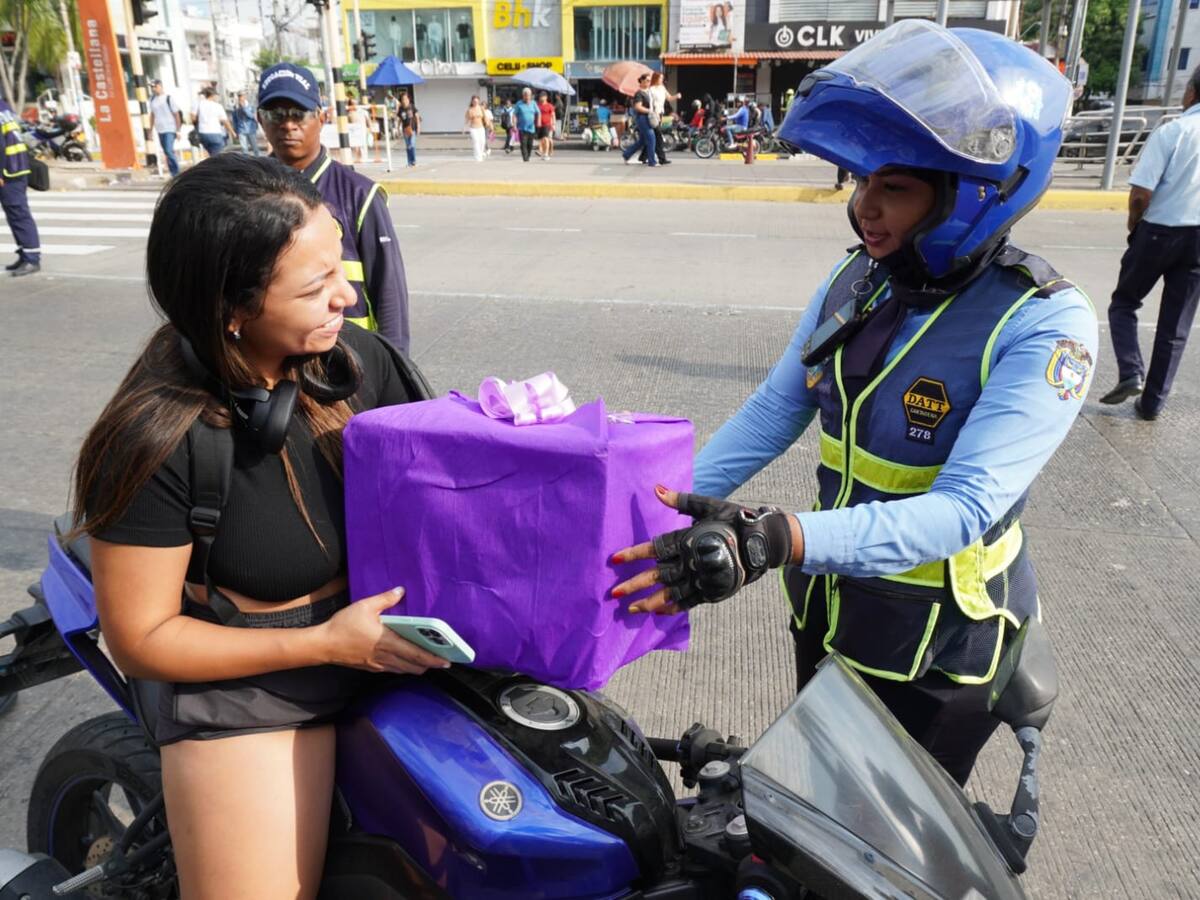 Entregan cascos a mujeres para una movilidad más segura en Cartagena