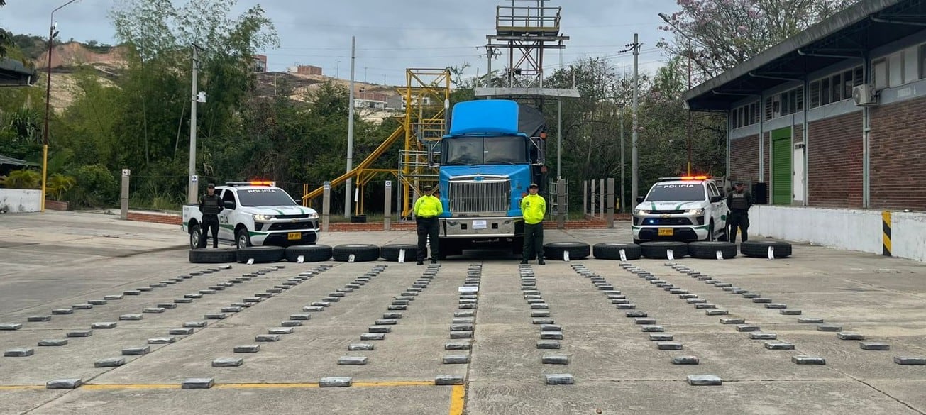 Cocaína iba oculta en llantas de tractocamión en Norte de Santander. / Foto: Policía Denor.