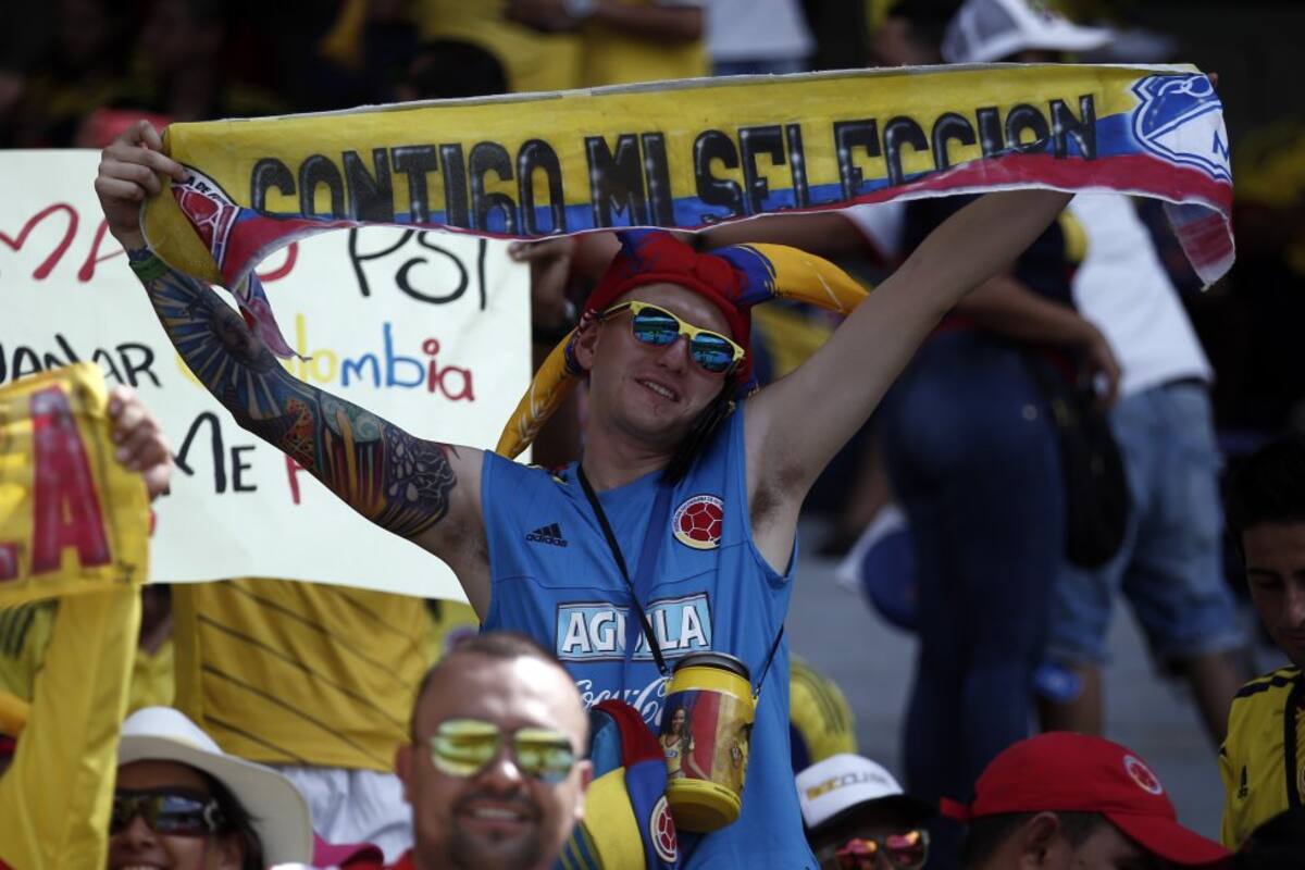 Pancartas, camisetas, banderas y mucha ilusión se ven en los hinchas que llegan al Metropolitano.