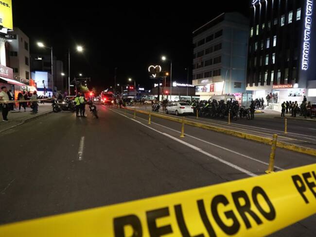 AME9377. QUITO (ECUADOR), 09/08/2023.- La zona afuera de la Clínica de la Mujer, a donde fue trasladado el candidato a la Presidencia de Ecuador Fernando Villavicencio, permanece acordonada por las autoridades hoy, en Quito (Ecuador). Villavicencio fue asesinado este miércoles tras ser disparado por desconocidos a la salida de un mitin electoral de su campaña electoral en un céntrico sector de Quito, según confirmó el Gobierno ecuatoriano. El ministro del Interior, Juan Zapata, ha confirmado el crimen en declaraciones recogidas por varios medios de información y ha asegurado que el ataque fue perpetrado por sicarios que, además, han herido a otras personas. EFE/ José Jácome