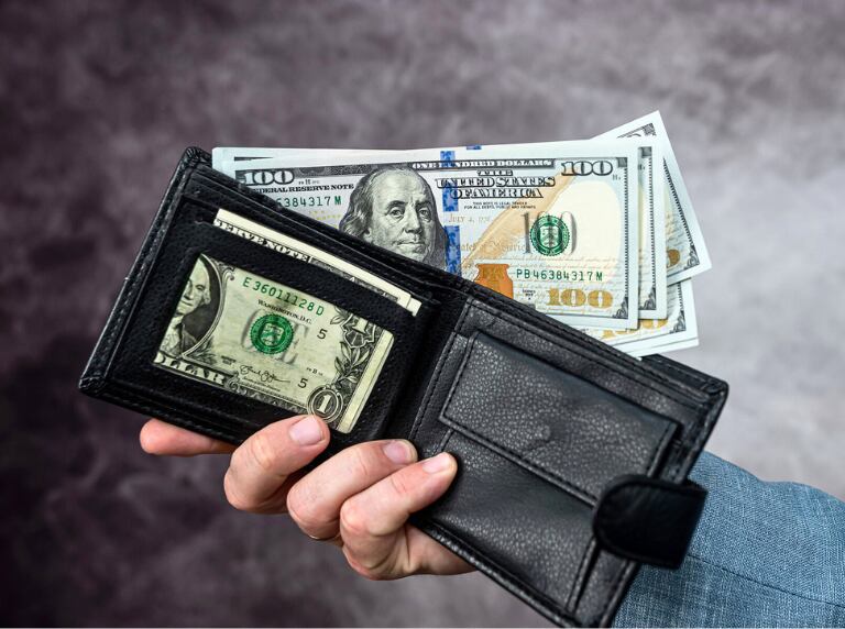Billetera de hombre con billetes de 100 dólares estadounidense (Getty Images)