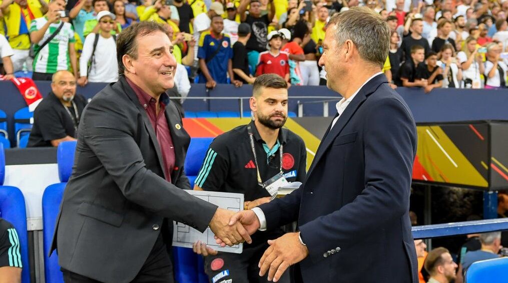 Néstor Lorenzo, entrenador de la Selección Colombia, saluda a Hansi Flick, director técnico de Alemania (Photo by Alex Gottschalk/DeFodi Images via Getty Images)