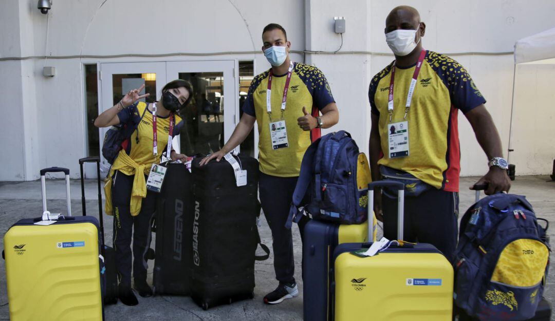 Valentina Acosta, Daniel Pineda y miembro de la delegación colombiana