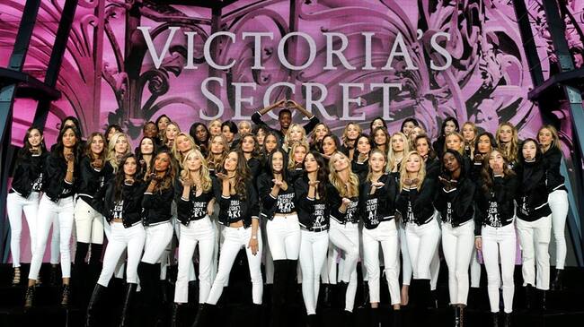 Las modelos de Victoria's Secret posan para la foto grupal antes del desfile de la marca en el Grand Palais en París, Francia. Foto: Agencia Reuters - Benoit Tessier