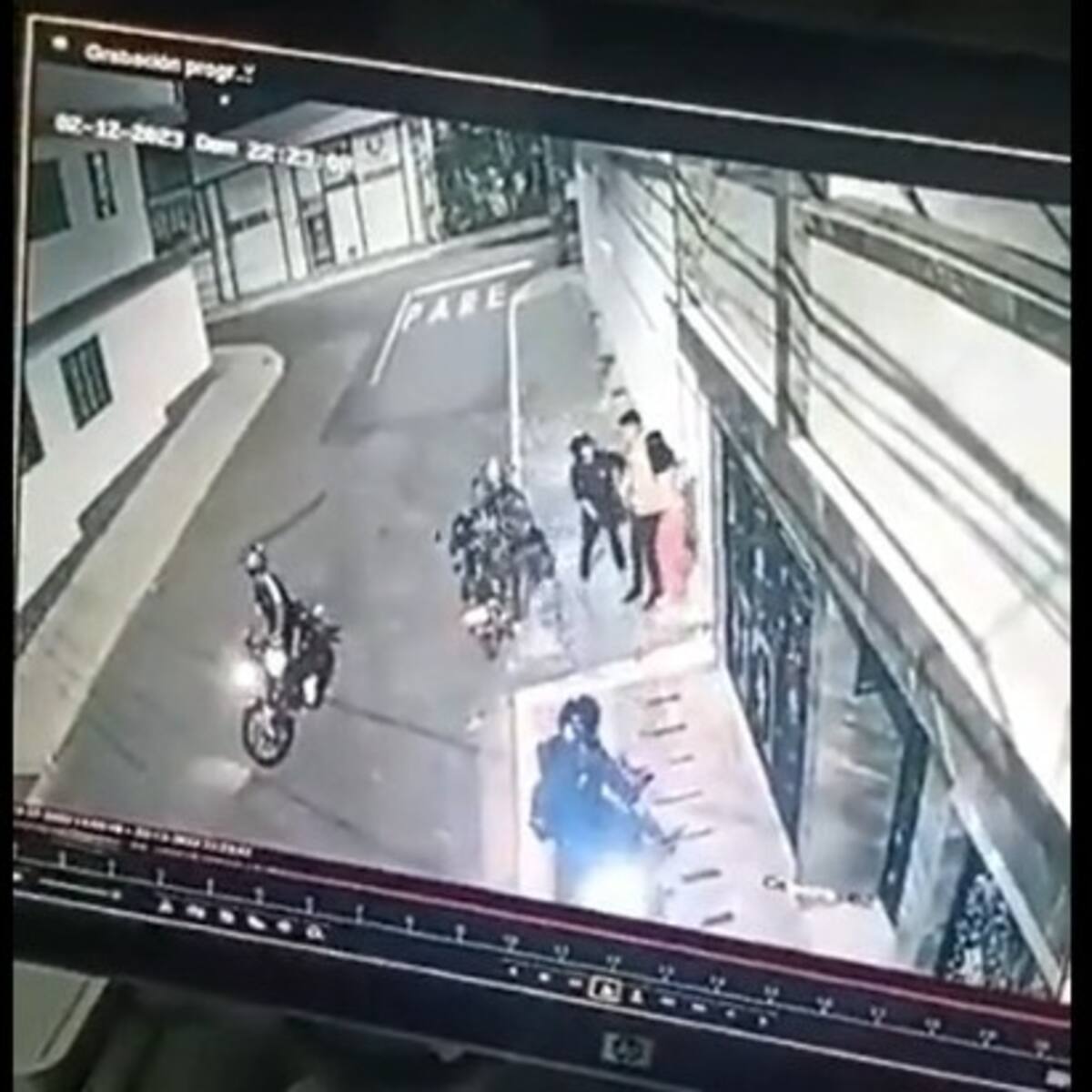 VIDEO: 4 ladrones intimidan y roban a una pareja en Bucaramanga