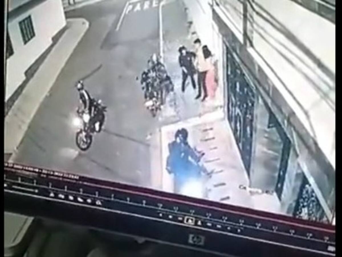 VIDEO: 4 ladrones intimidan y roban a una pareja en Bucaramanga