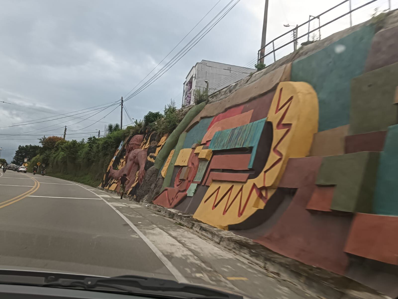 Hermoso mural y barranquismo al ingreso al municipio de Montenegro, Quindío. Foto: Adrián Trejos