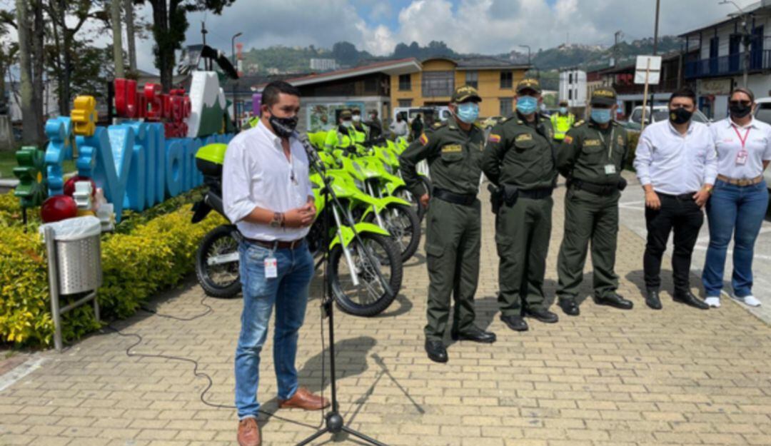 entrega de motos a la Policía
