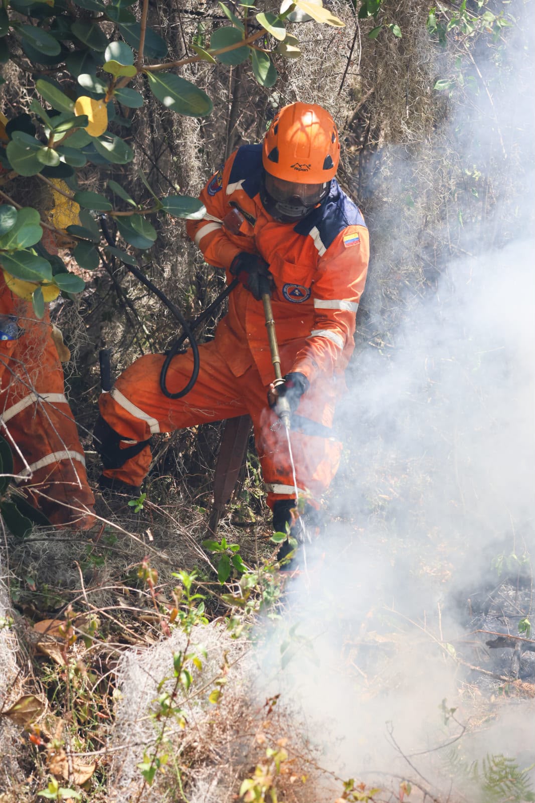 Más de 150 soldados y seis helicópteros mantienen operativo contra incendio en Villa de Leyva. Crédito: MinDefensa.