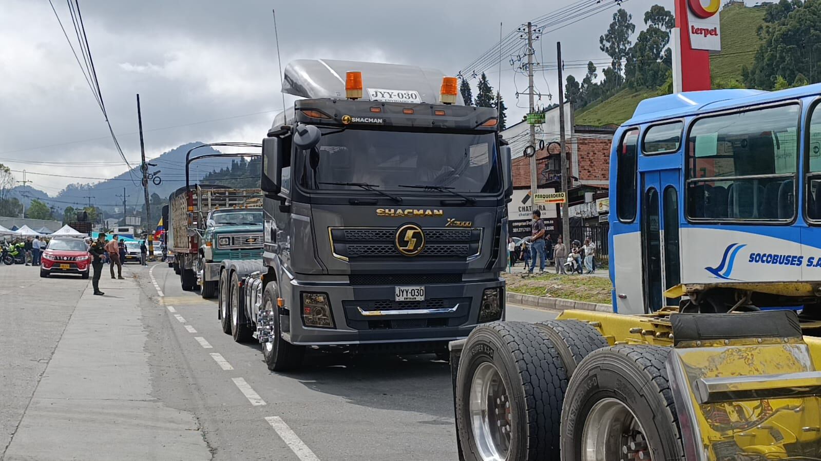 Tractocamión en Maltería, zona industrial en Manizales.