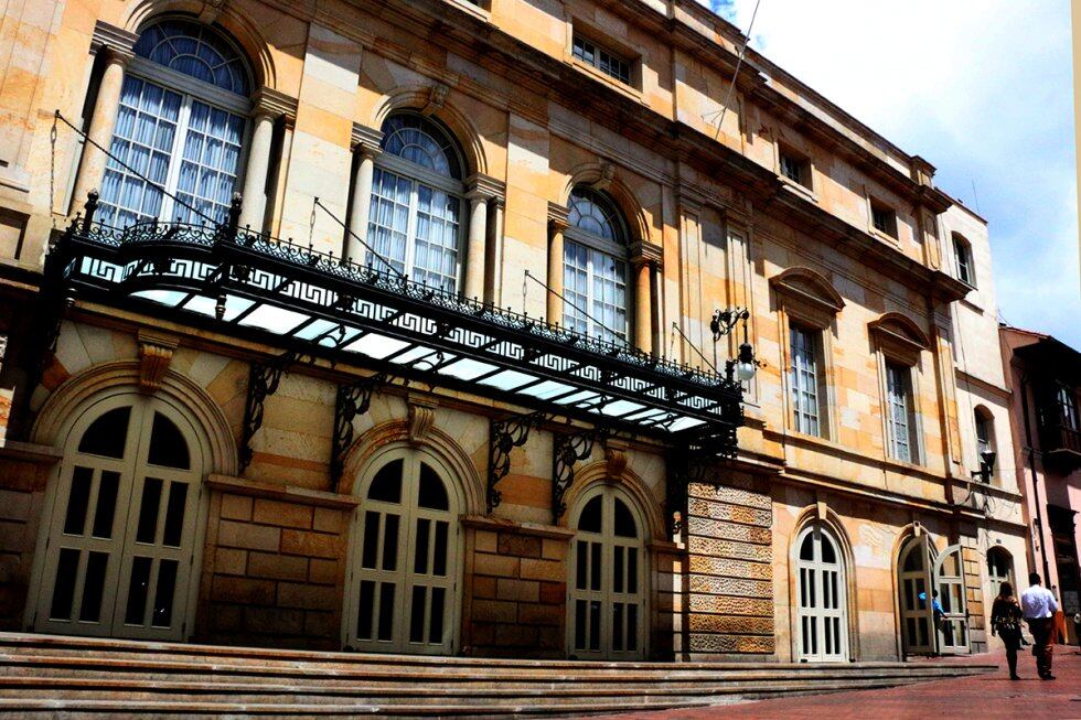 El Teatro Colón fue construido entre 1885 y 1895 por el arquitecto italiano Pietro Cantini.