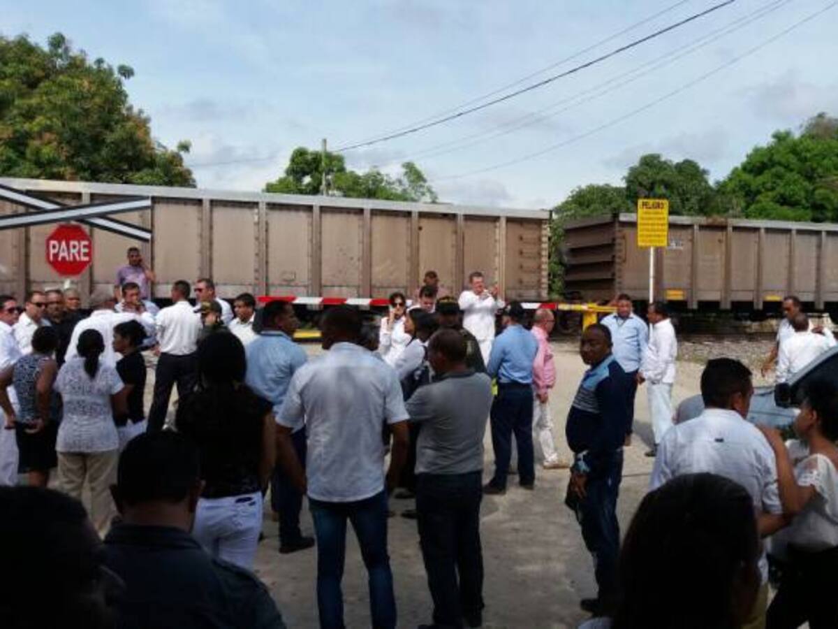 Tren carbonero paralizó durante más de una hora sepelio en Aracataca