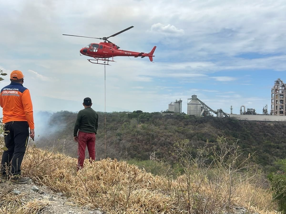 Por aire y tierra combaten tres incendios forestales de gran magnitud en el Tolima