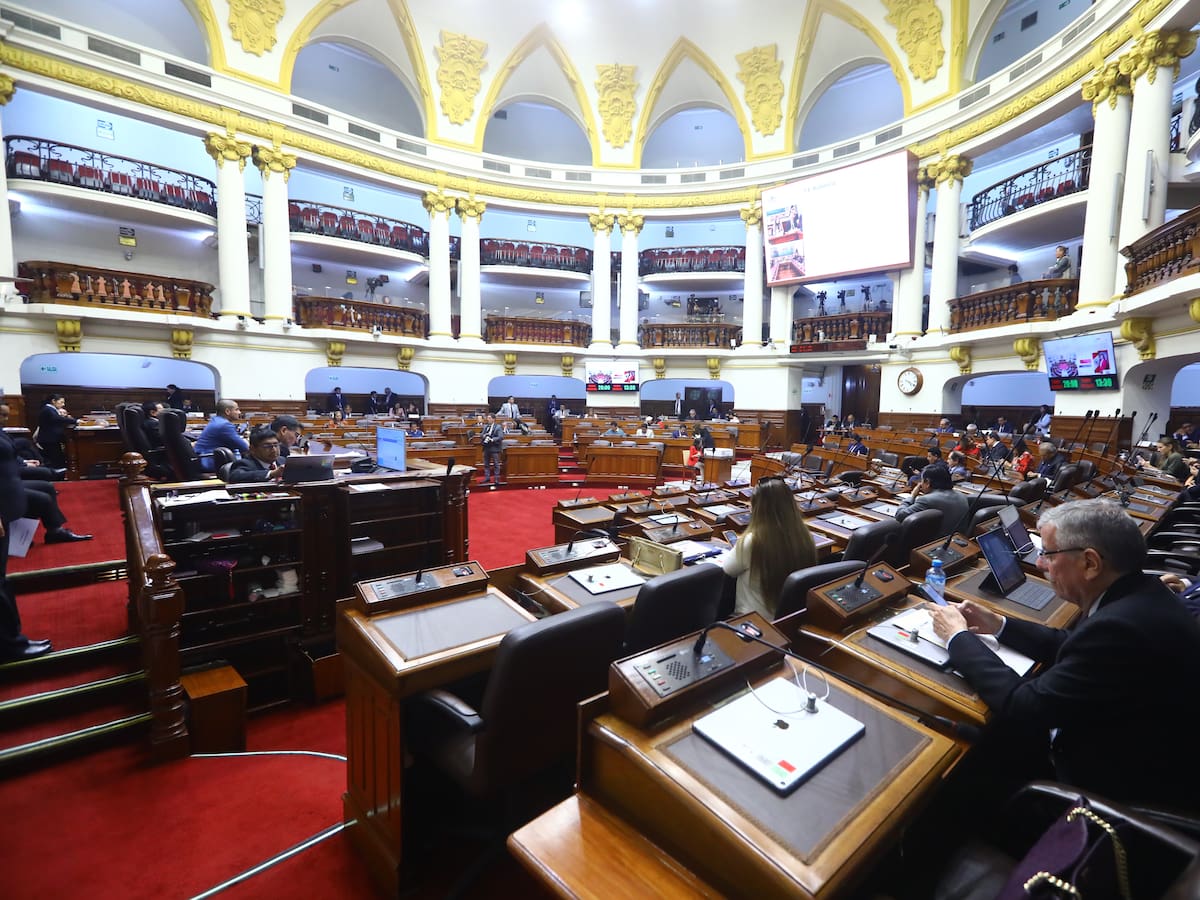 Maestros y personal de salud inician manifestaciones por mejores salarios en Lima, Perú
