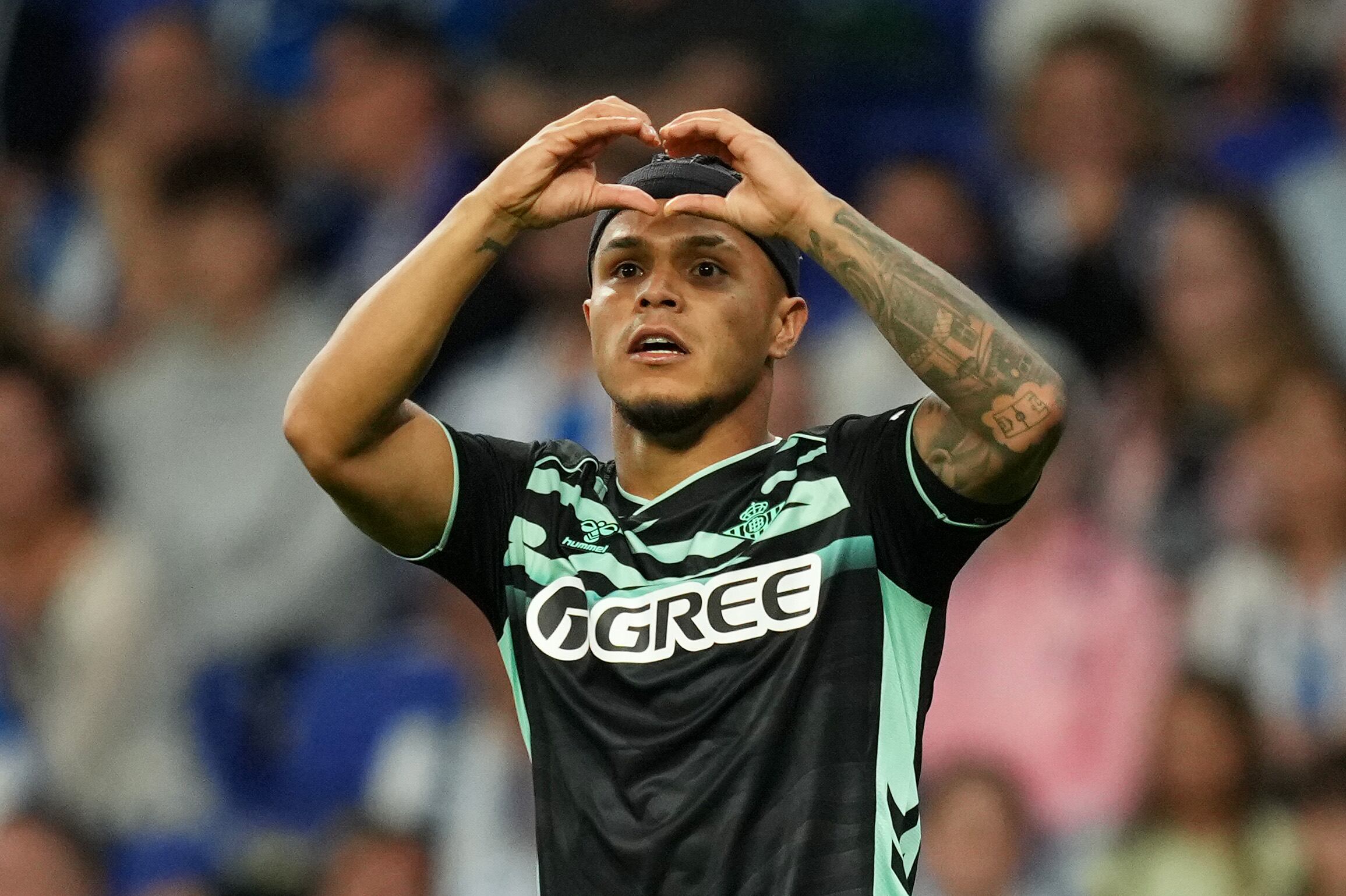 Juan Camilo Hernández celebra su gol frente al Espanyol. (Photo by Alex Caparros/Getty Images)