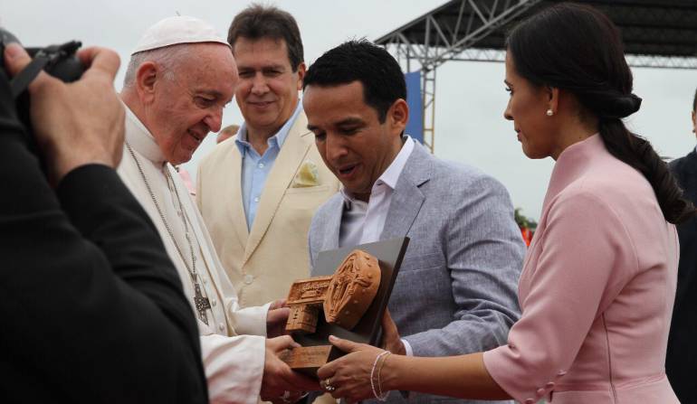 El alcalde de Villavicencio, Wilmar Barbosa Rozo, entrega al papa Francisco las llaves de la ciudad.