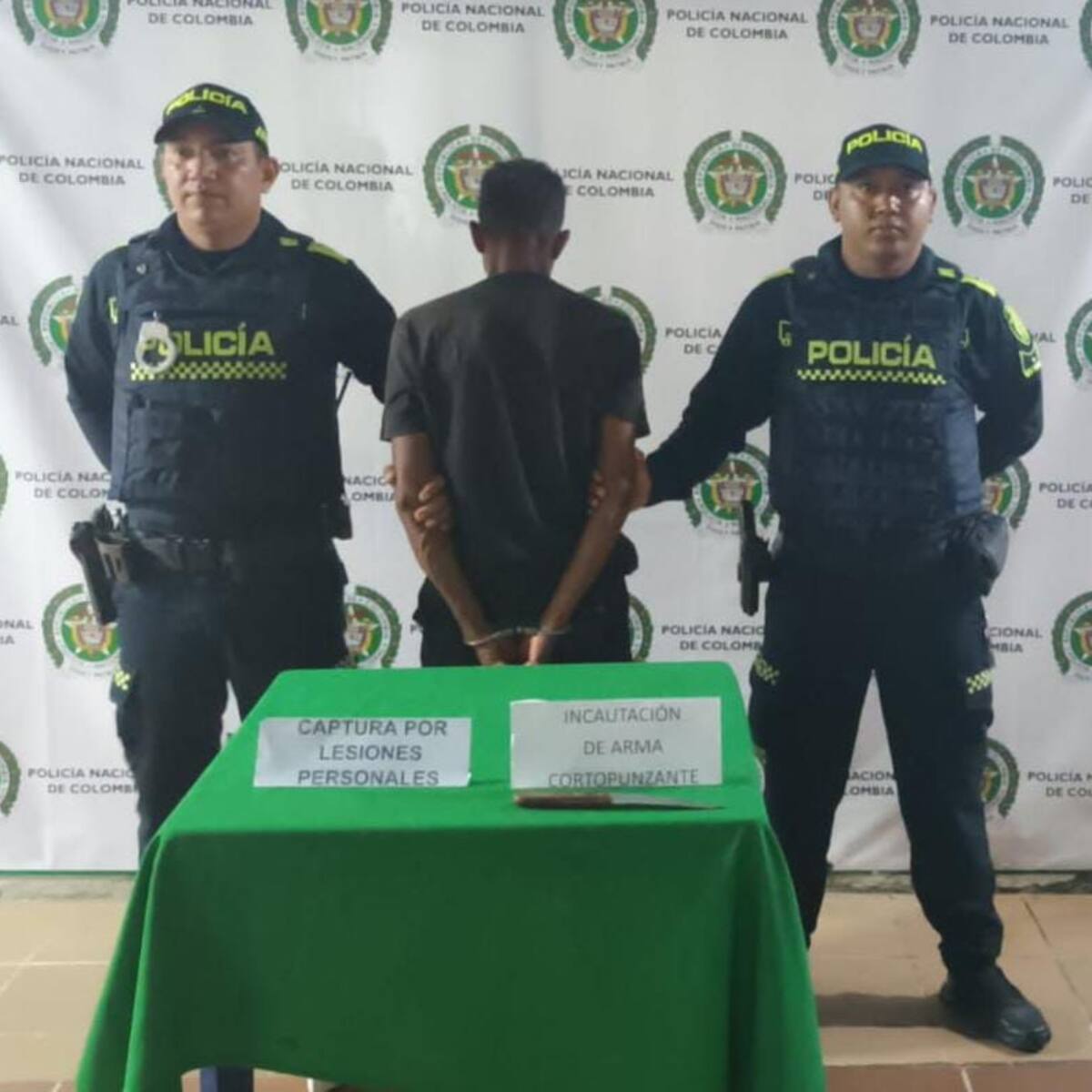 Un hombre apuñaló a una mujer y la policía lo capturó cuando huía con el arma en la mano