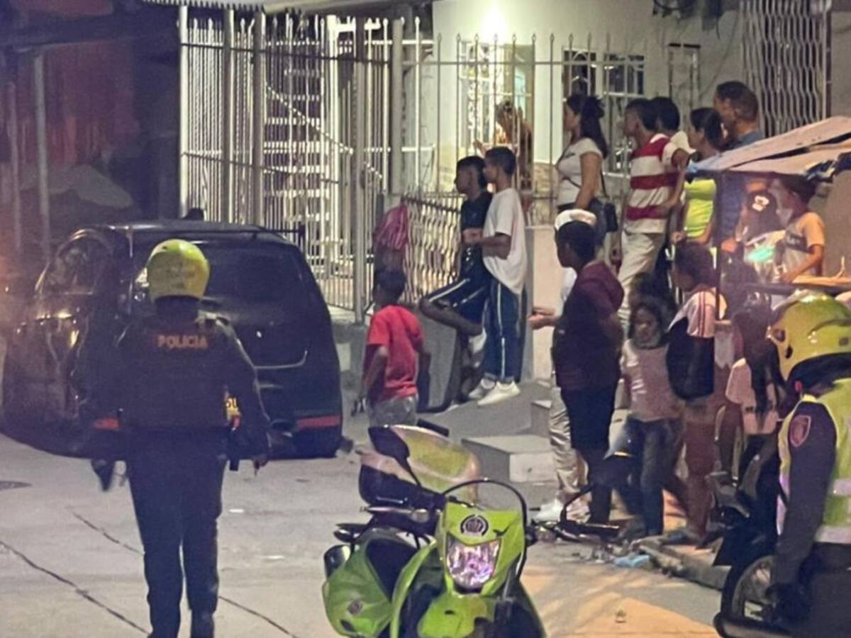 Encapuchados vandalizaron y atacaron vehículos en Barranquilla