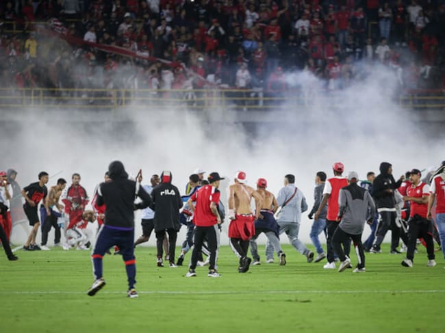 Desmanes entre hinchas de Santa Fe y América de Cali. Foto: (Colprensa - Cristian Bayona).
