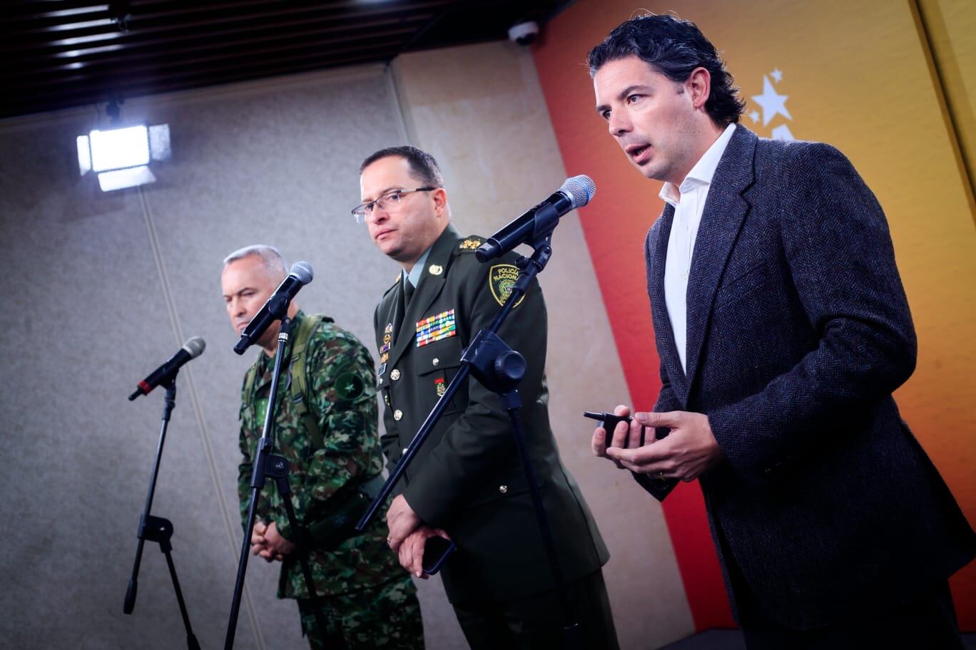 Coronel Rodolfo Morales, comandante de la XIII Brigada del Ejército Nacional; general Carlos Triana, comandante de la Policía de Bogotá; secretario de seguridad, Aníbal Fernández de Soto.