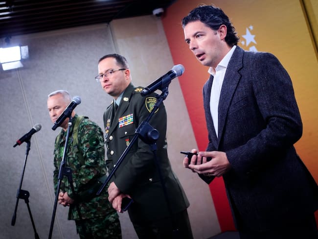 Coronel Rodolfo Morales, comandante de la XIII Brigada del Ejército Nacional; general Carlos Triana, comandante de la Policía de Bogotá; secretario de seguridad, Aníbal Fernández de Soto.