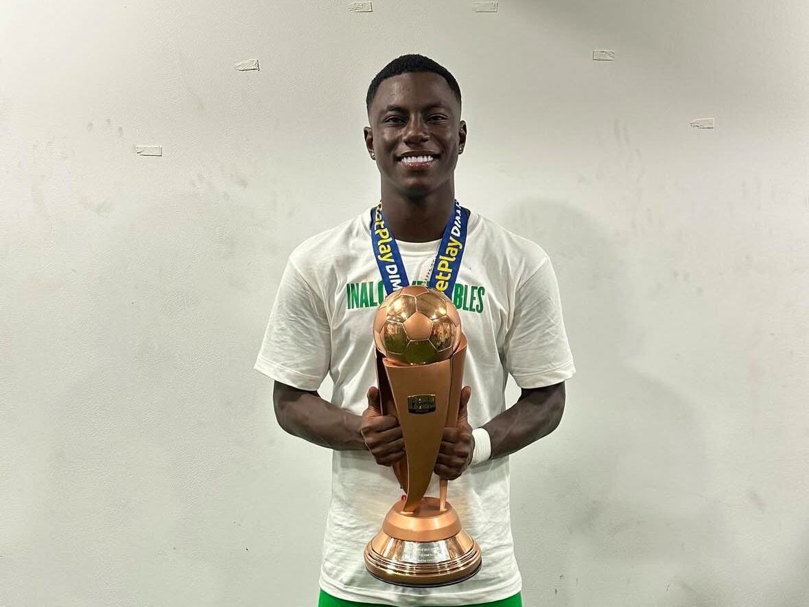 Marino Hinestroza festeja con el trofeo de campeón de la Copa Colombia / Instagram Marino Hinestroza.