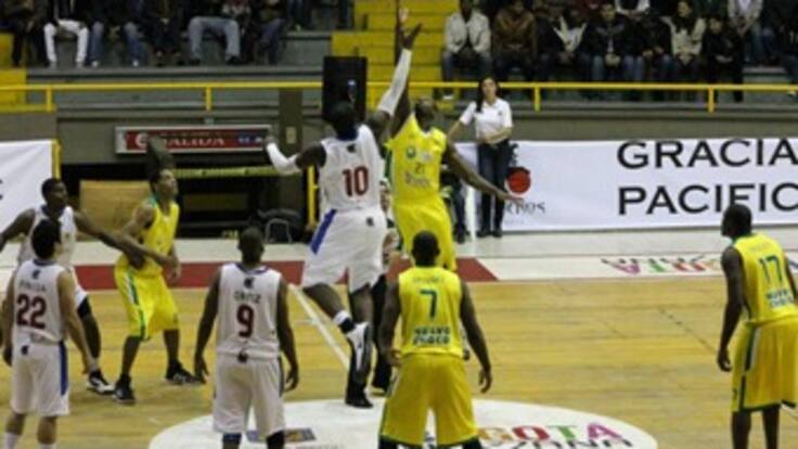Guerreros y Búkaros toman ventaja en semifinales de la Copa Invitacional de Baloncesto