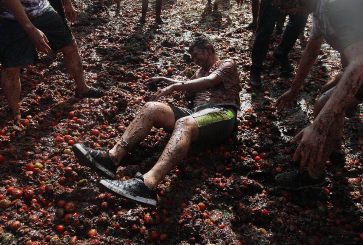 Los participantes entran en una especie de arena y empiezan una hilarante carrera para lanzarse tomates entre sí. 
